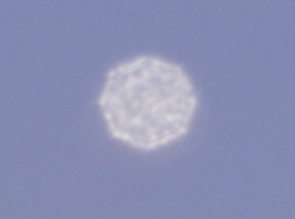 A UFO Spotted in Broad Daylight Over Florida