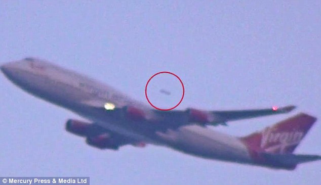 'UFO overtakes' Virgin Atlantic jumbo jet