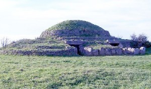 FrancevLes deux entrées du Tumulus de Dissignac, Site mégalithique de Loire-Atlantique, à Saint-Nazaire